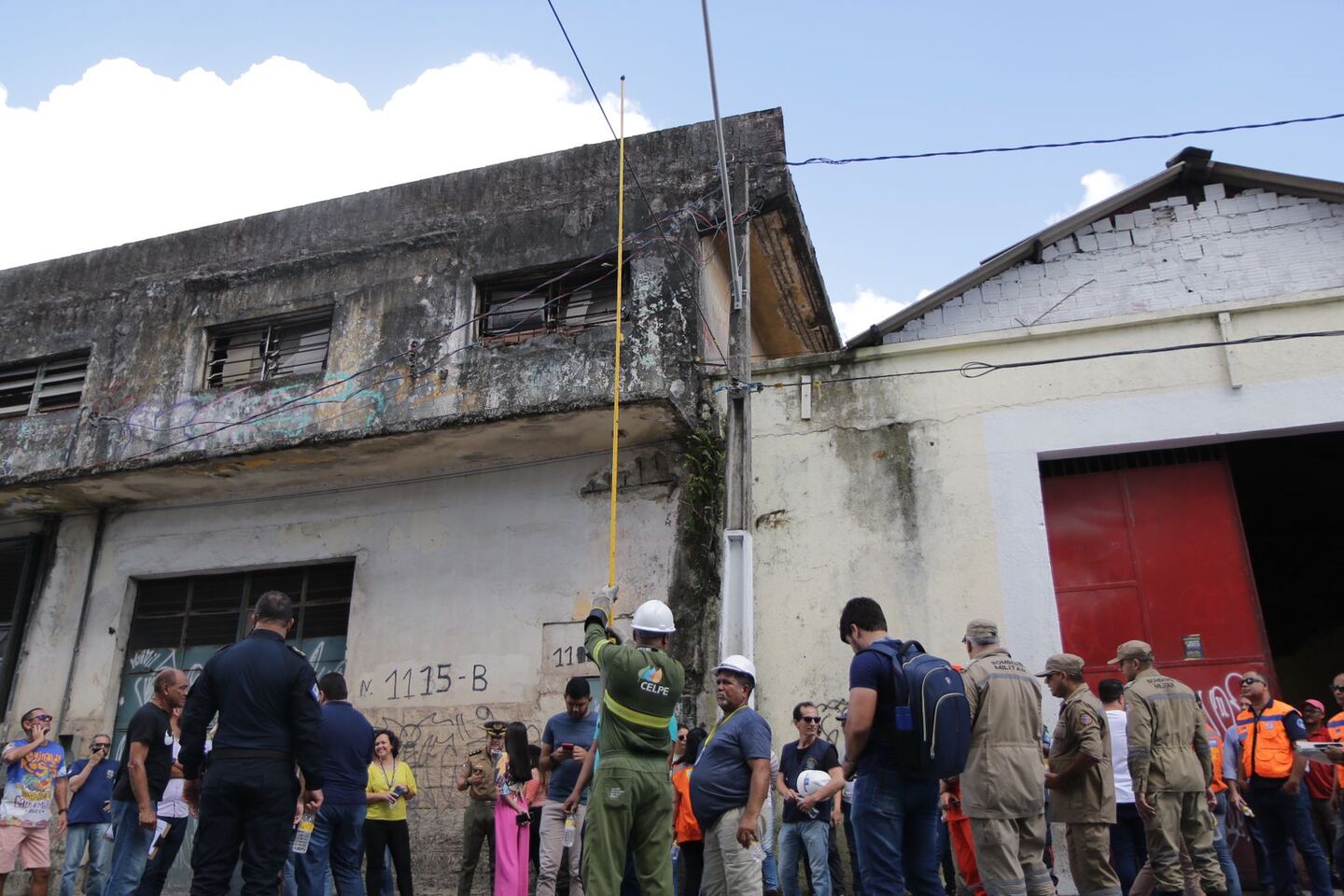 Fios precisam estar numa altura de 6,5 metros para garantir segurança a quem se apresenta nos trios elétricos