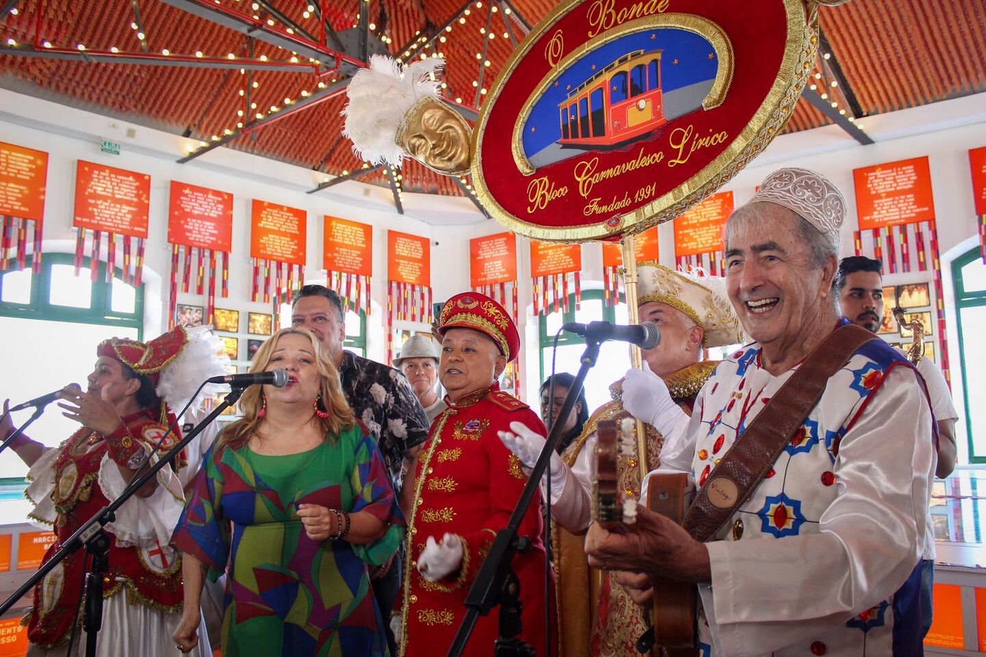 Apresentação de Nena Queiroga, Getúlio Cavalcanti e grupo lírico carnavalesco O Bonde