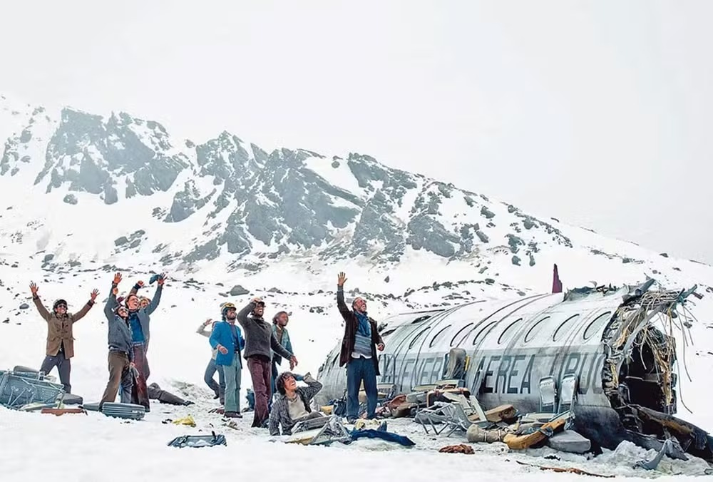 A sociedade da neve: desastre de avião que chocou o mundo há 50 anos é contado com apoio de sobreviventes em filme da Netflix