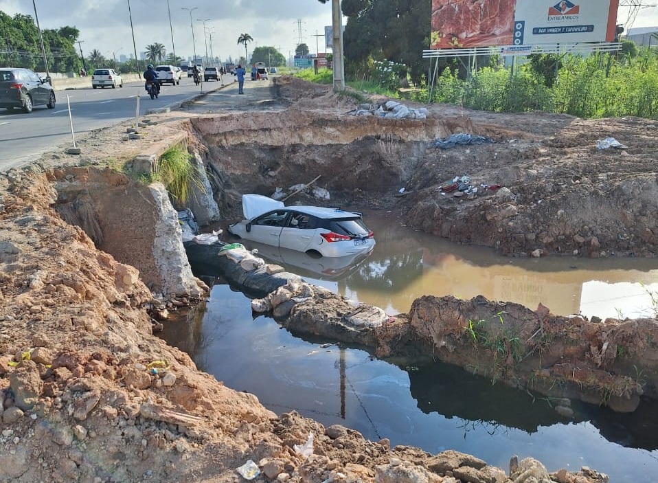 Veculo, com cinco ocupantes, saiu da pista e caiu em umavala no km 5 da via, nas proximidades do Hospital Pelpidas Silveira