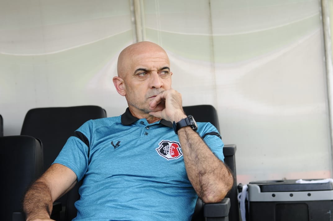 Itamar Schulle, atual técnico do Santa Cruz, confirmou que voltará ao Arruda após o final da Série D 