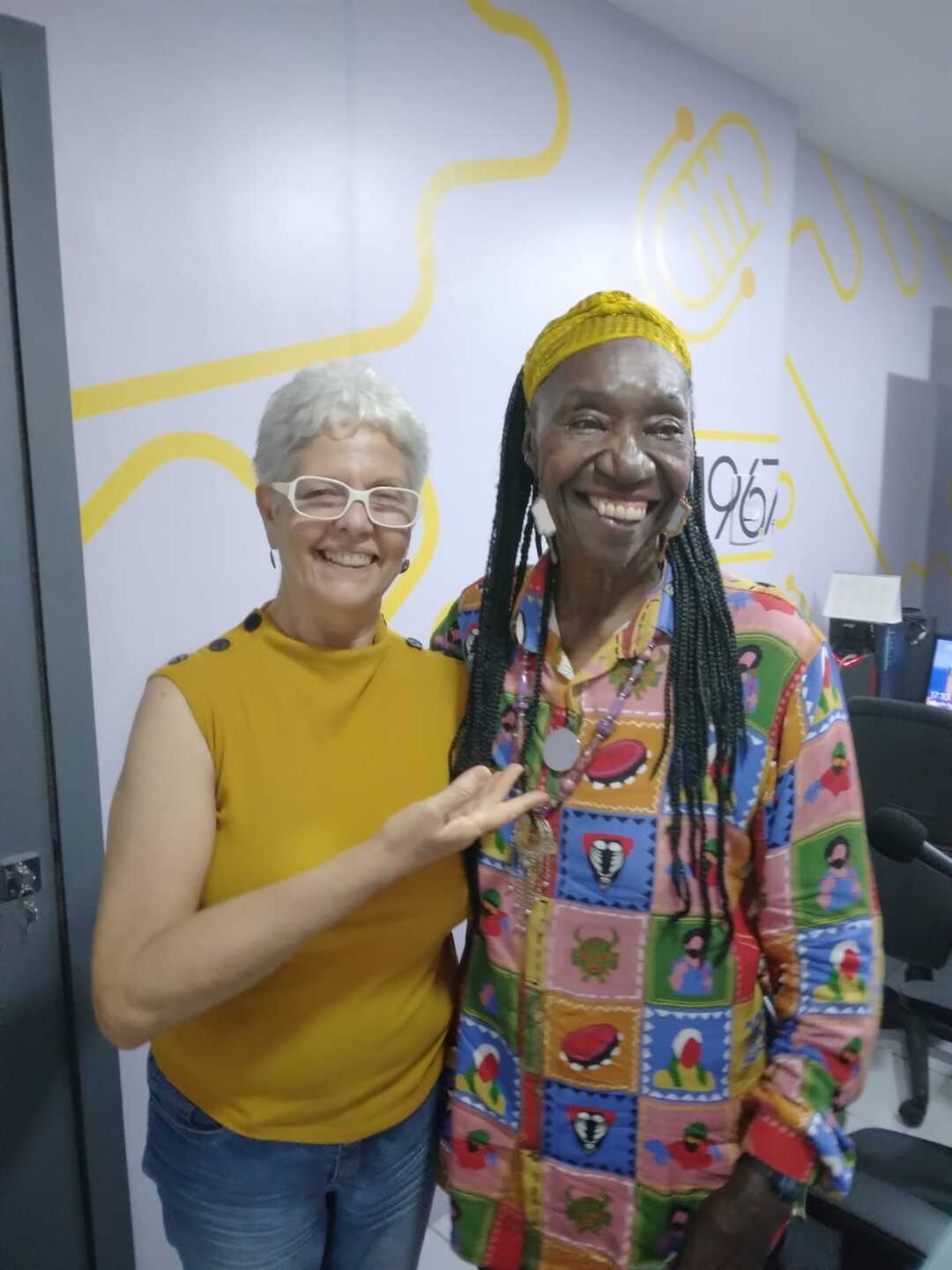 Patrícia Breda e Lia de Itamaracá  no estudio da Rádio Folha FM 