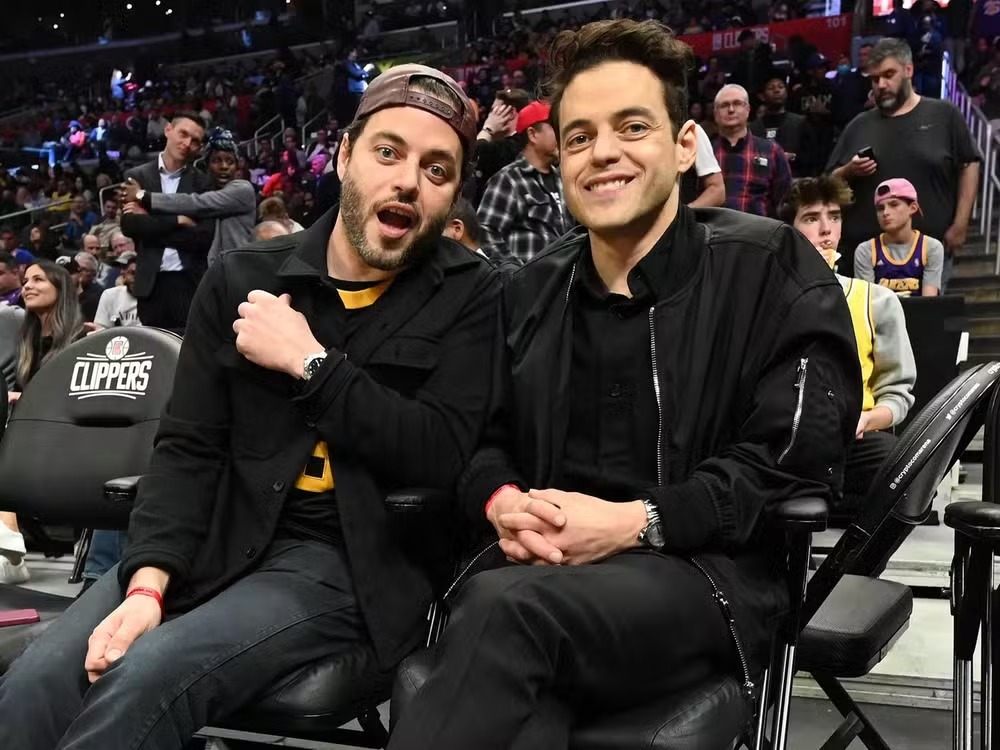 Rami Malek em jogo de basquete na companhia do irmão Sami Malek 