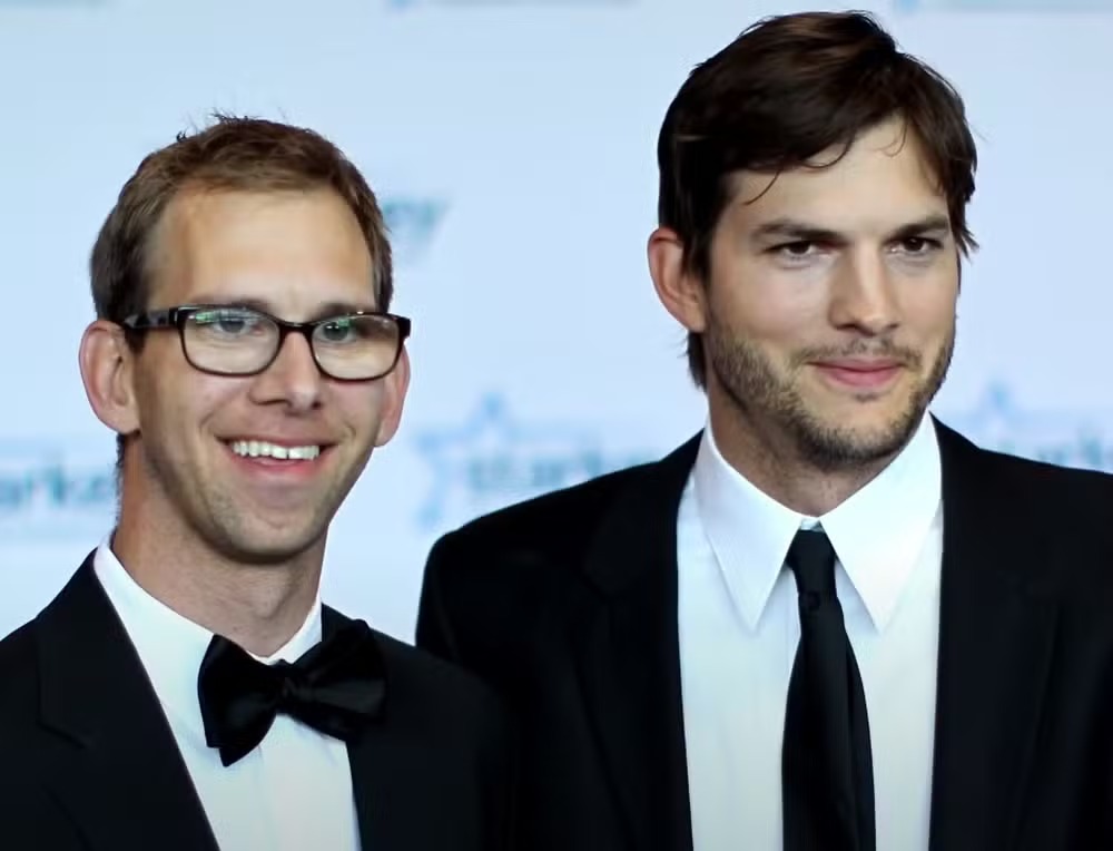 Ashton Kutcher com o irmão gêmeo Michael Kutcher 