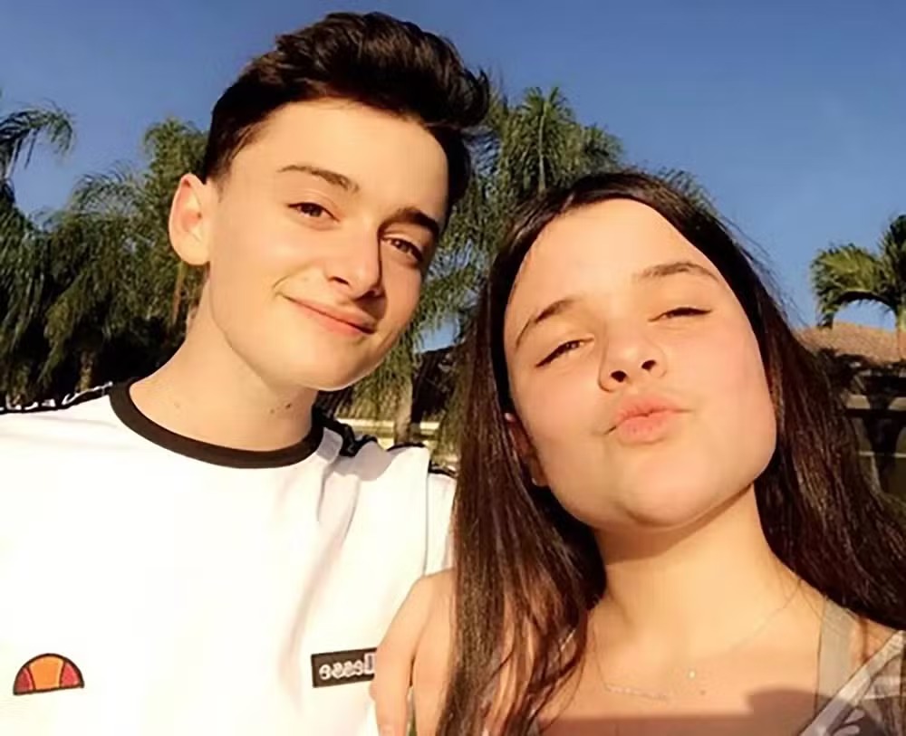 Noah Schnapp com a gêmea Chloe Schnapp 