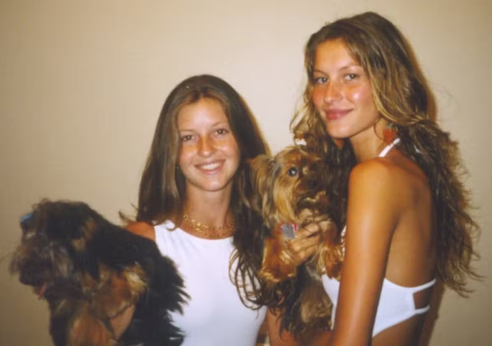 Gisele Bundchen e a irmã gêmea Patricia Bundchen no ano 2000