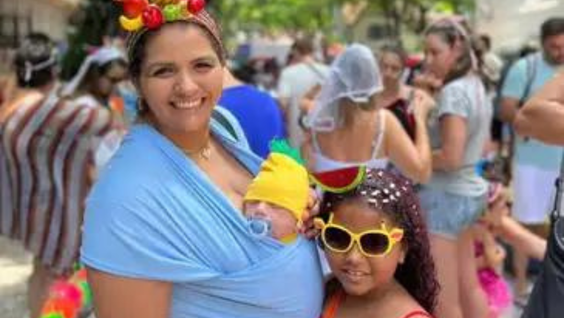 Carnaval: blocos infantis propiciam desenvolvimento de crianças. - Thayse Brandi sempre leva os filhos para blocos infantis