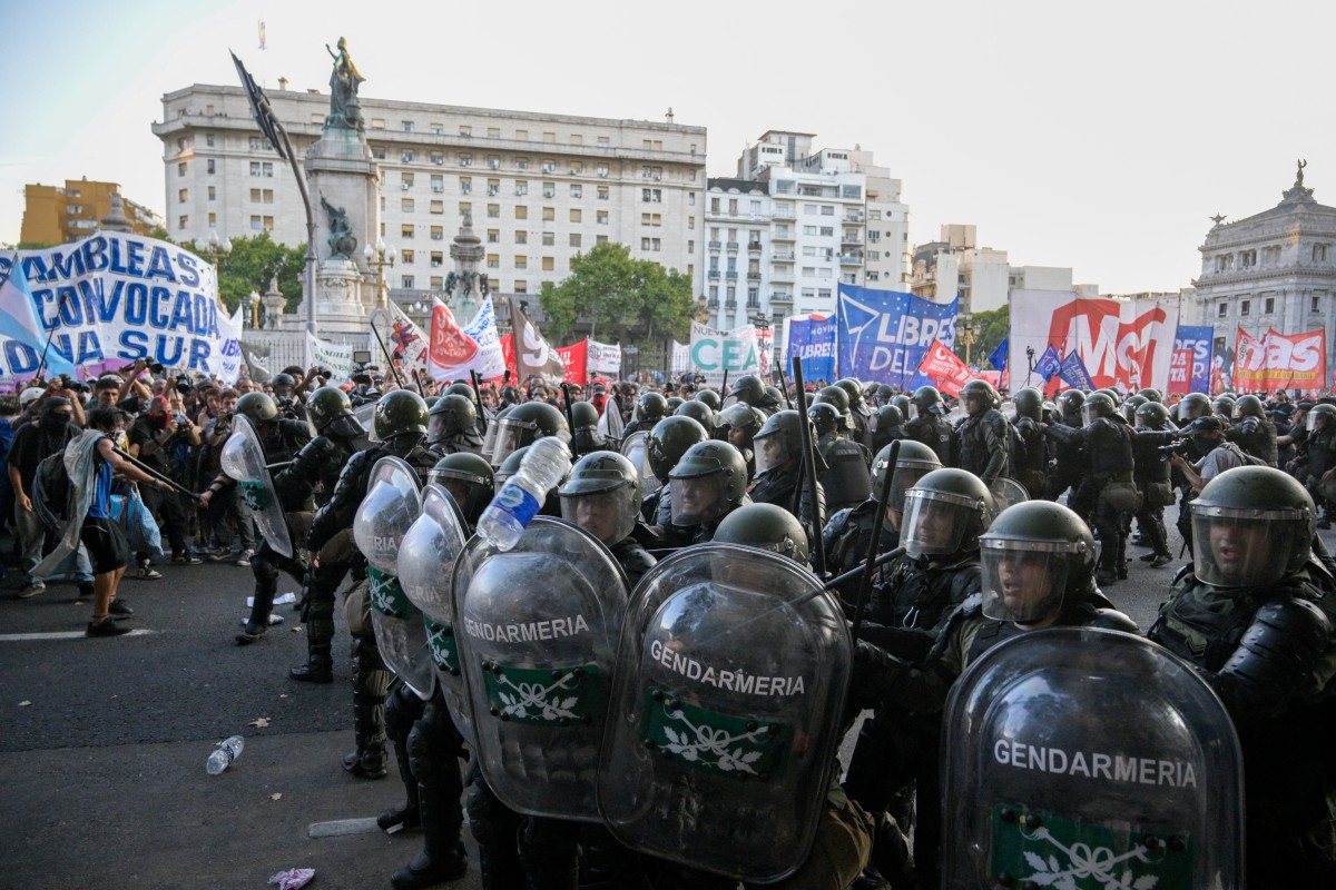 Polícia argentina reprime manifestantes e Congresso pausa debate de reformas de Milei