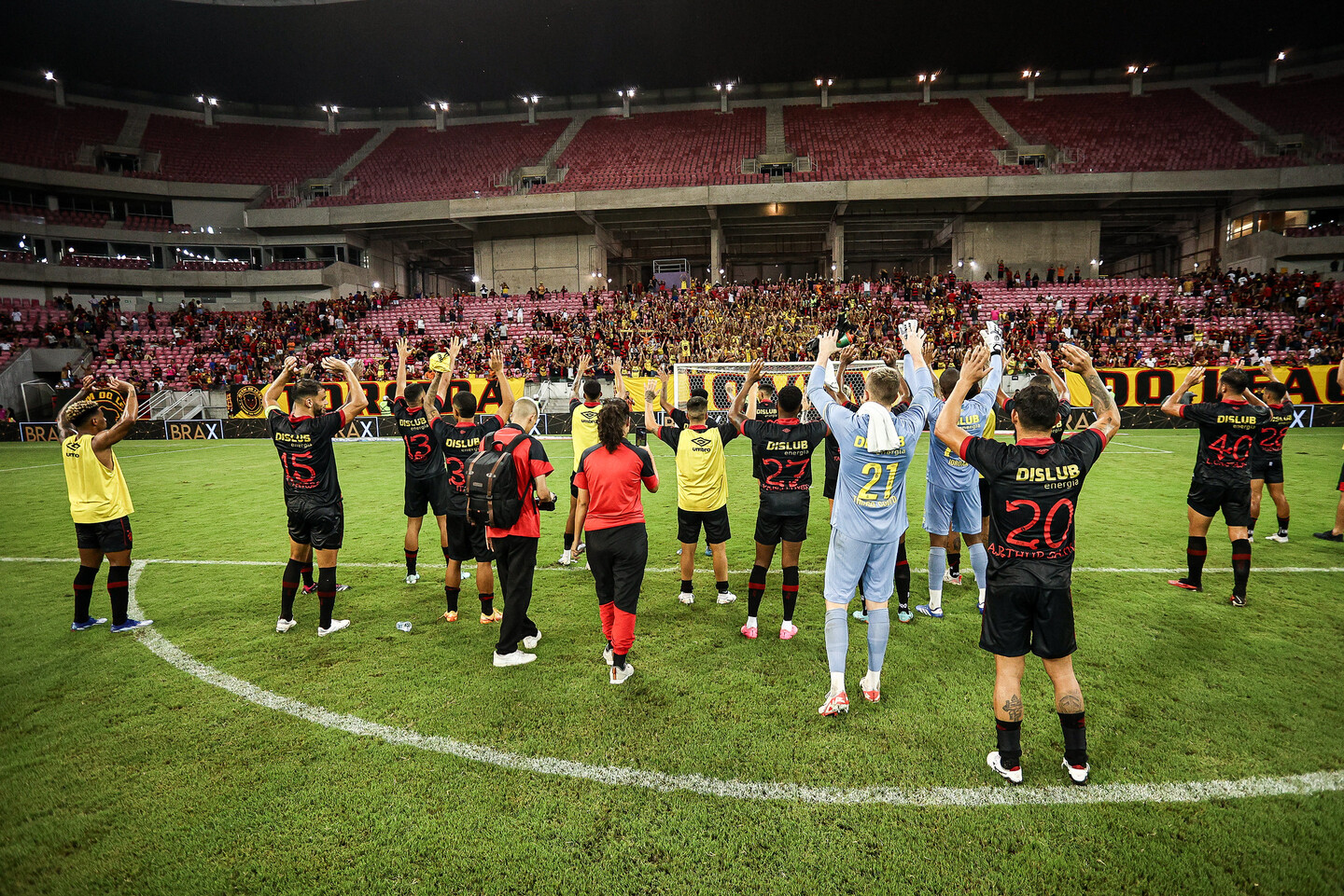 Jogadores do Sport reverenciam torcida após vitória sobre o Porto