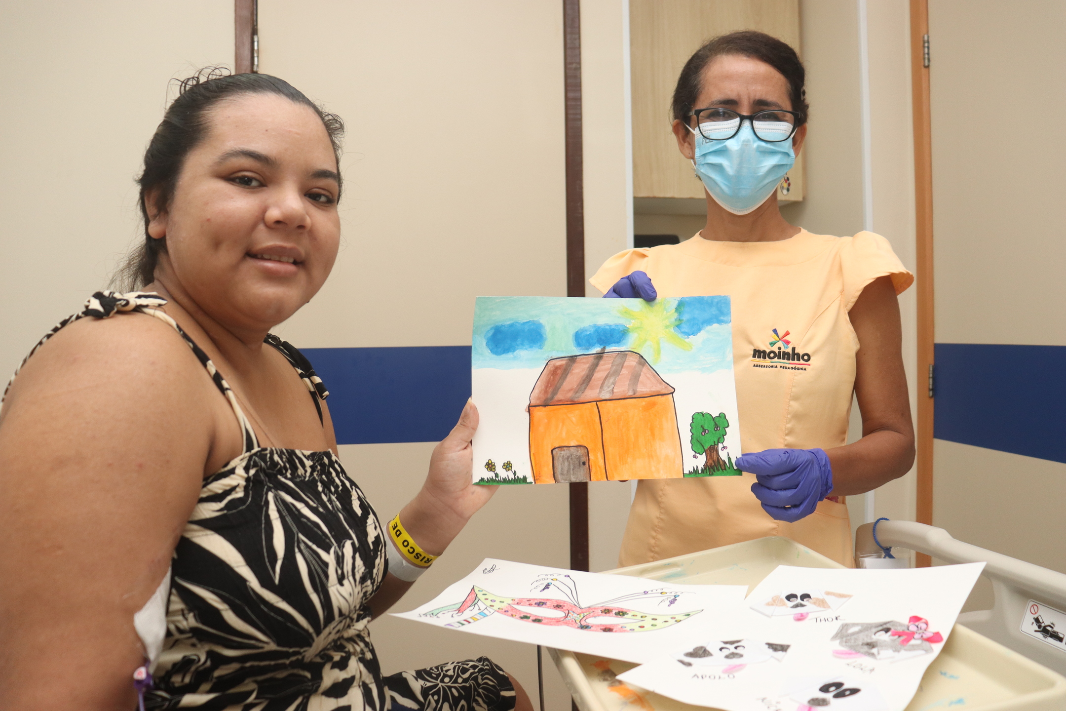 Paciente Gabriele da Silva e professora Jussara Maria durante atividade de pintura