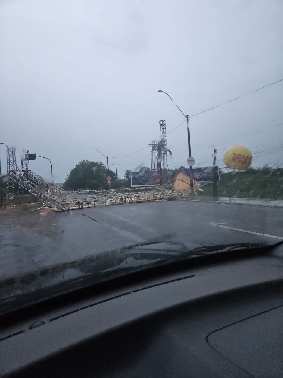 Estrutura de Carnaval cai na Avenida Olinda