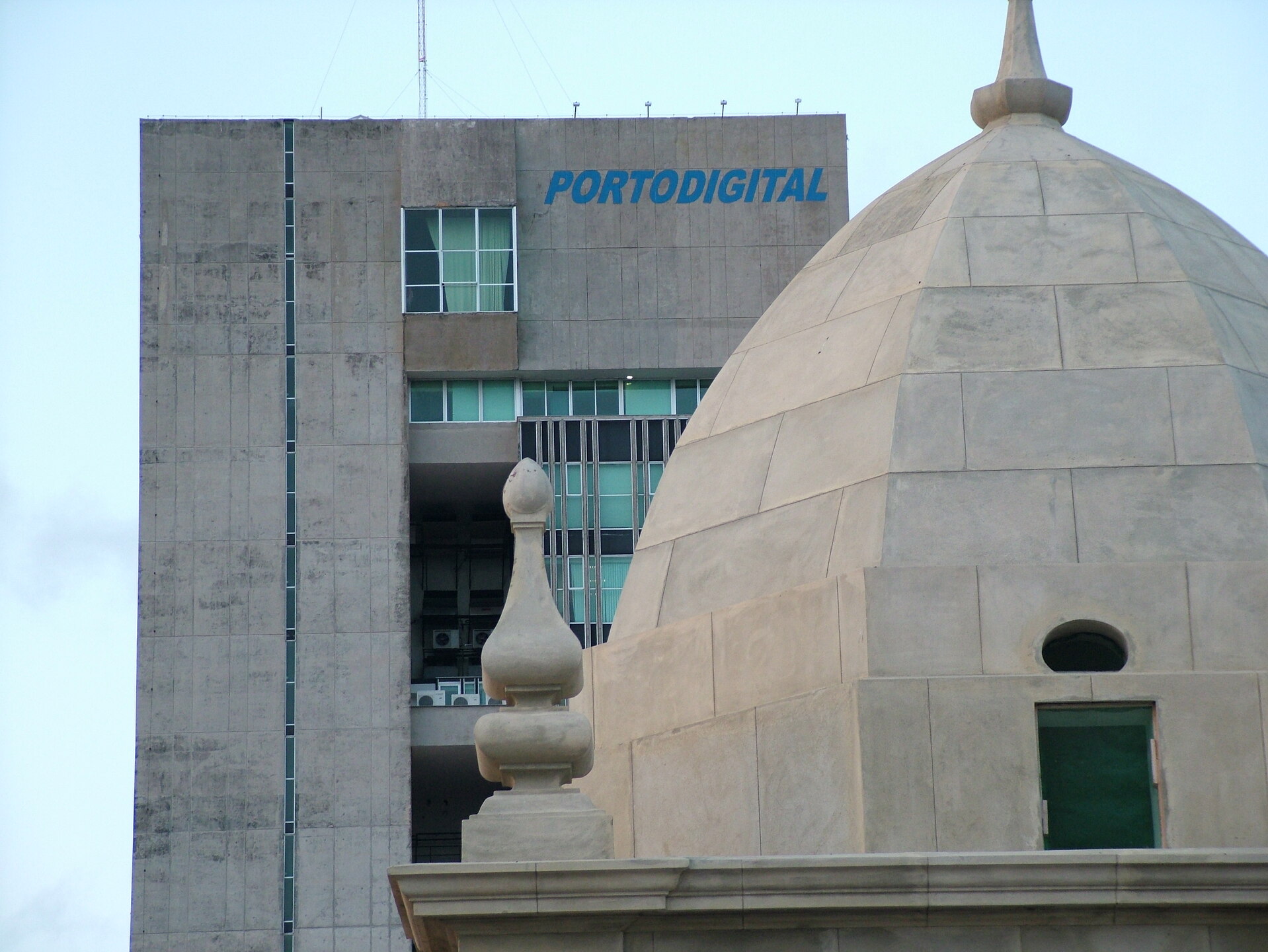 Porto Digital e a Igreja da Madre de Deus. 