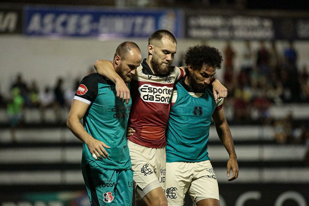 Em uma disputa de bola na intermediária, Lucas Bessa torceu o joelho, provocando a lesão ligamentar 