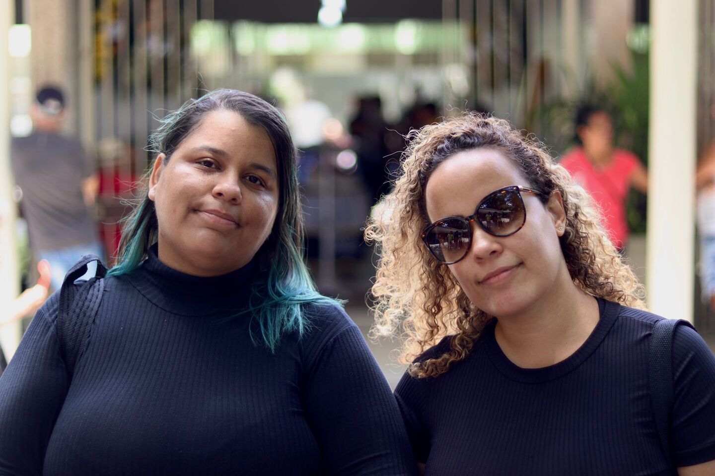 Lorrayne Ferreira, à esquerda, e Rafaella Salgues, à direita, ambas amigas de Dávine