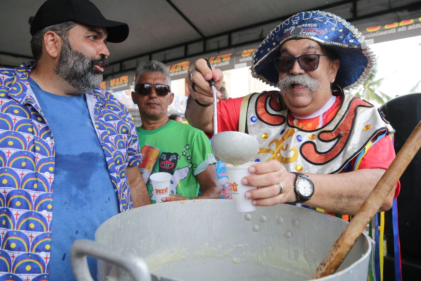 Zuza Miranda serve mungunzá aos foliões