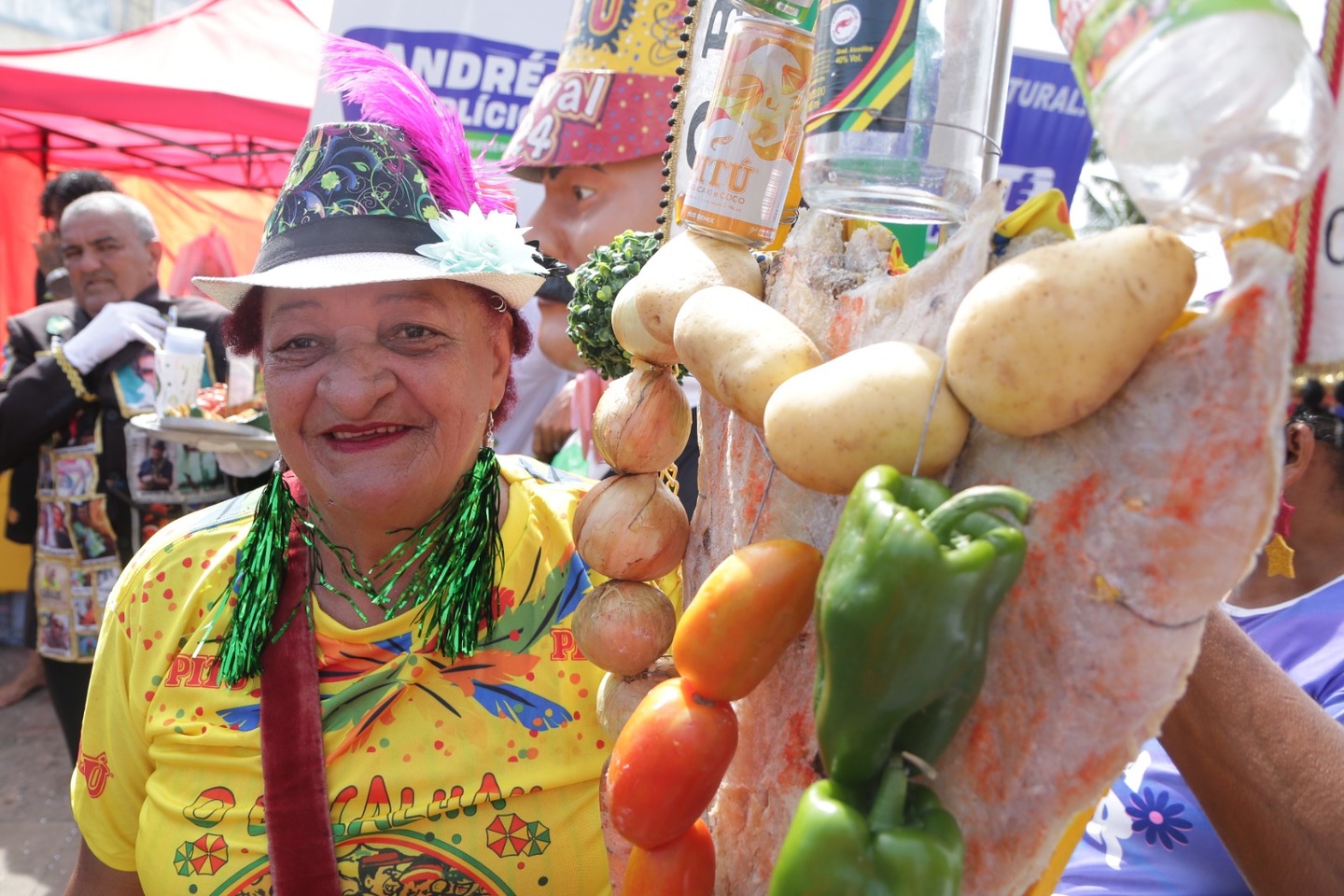 Maria José ao lado do estandarte do Bacalhau do Batata