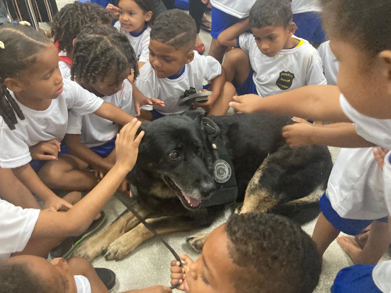 Britta rodeada de crianças na comunidade do Pilar, no Bairro do Recife