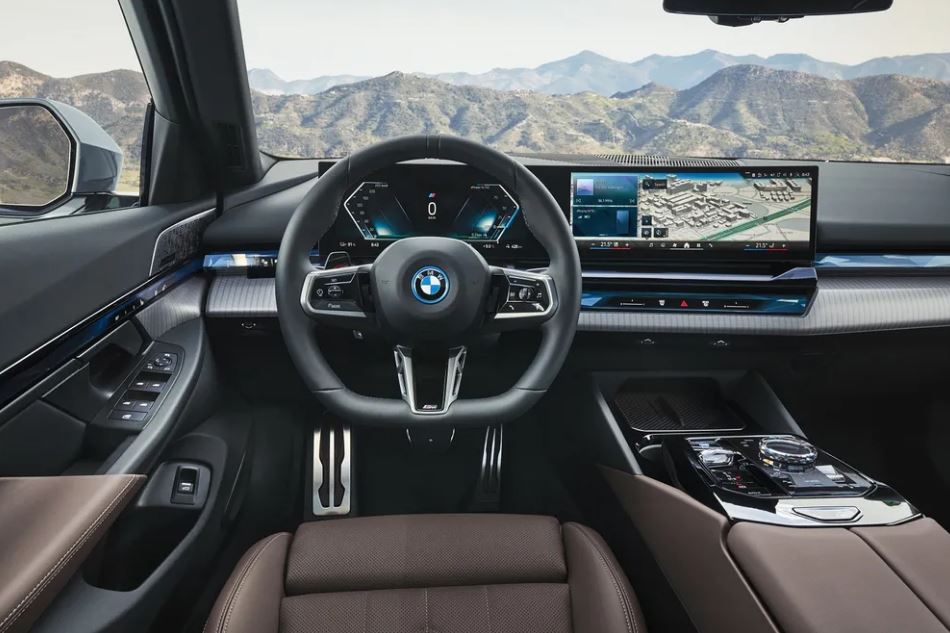 BMW i5 tem o interior muito parecido com o do maior sedã da marca, o i7. 