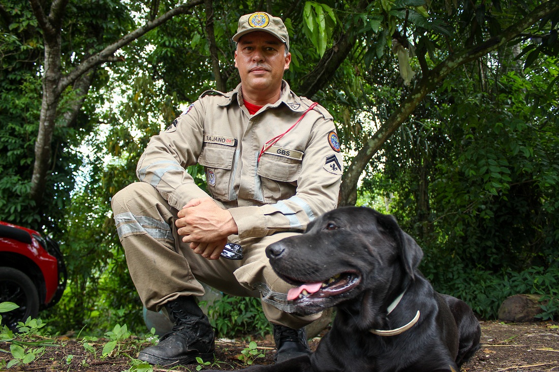 Para o Cabo Trajano, que forma binômio com o cão Toby, é essencial perceber os sinais que o animal dá durante as buscas