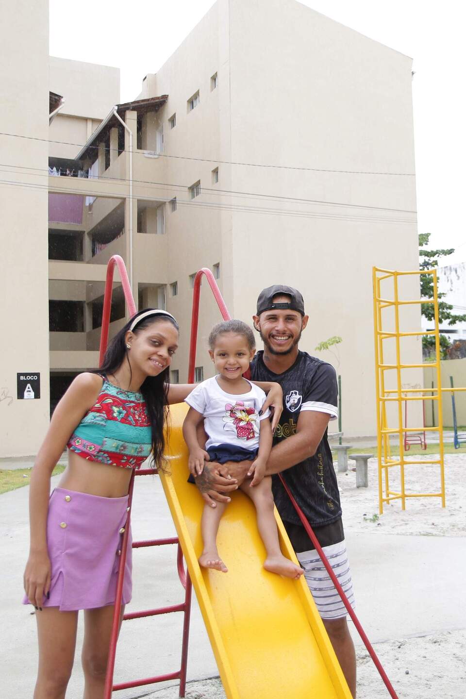 Tácio e Eloyza, com a filha Tayane, deixaram a comunidade Roque Santeiro e agora moram no habitacional Sérgio Loreto