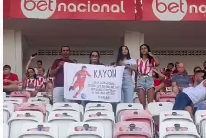 Família do atacante Kayon levou faixa de incentivo atleta, que retorna de lesão na final do Pernambucano