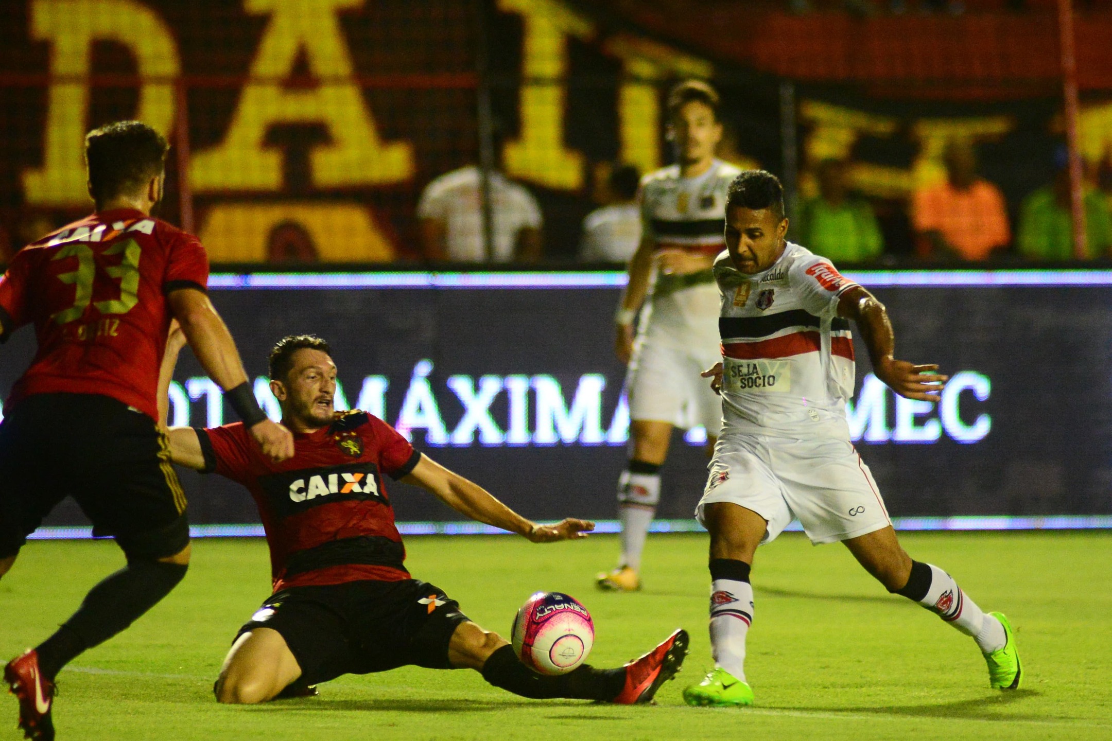 Em jogo marcado por apagão, Santa vira contra o CSE e vence segunda na  Série D - Folha PE