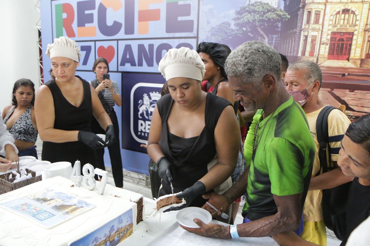 Com bolo, Recife recebe os parabéns pelos 487 anos