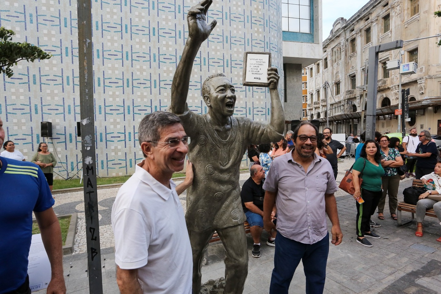 Wilson Freire e Demétrio Albuquerque com a estátua de Miró