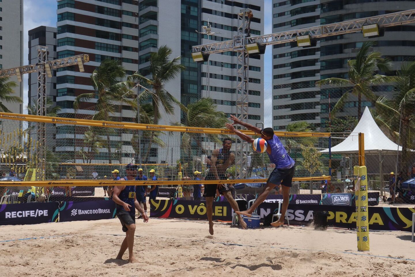 Jogos entre duplas pela fase de grupos do top 16, da 2ª etapa do Circuito de volêi de praia em Boa Viagem.