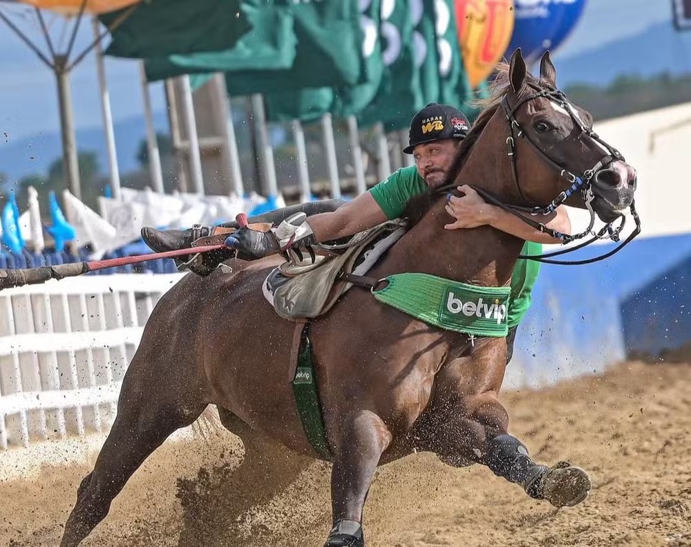 Wesley Safadãoem cima do cavalo em sua fazenda 