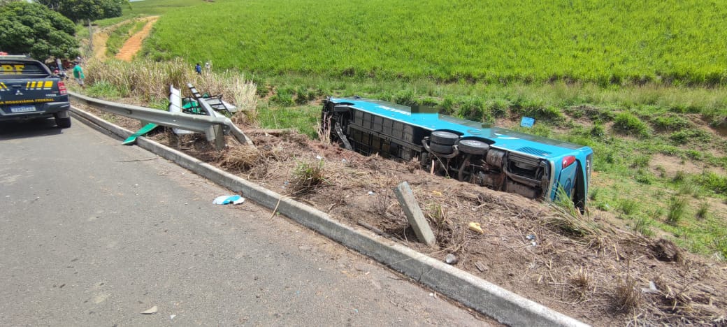 Veículo ficou tombado na pista