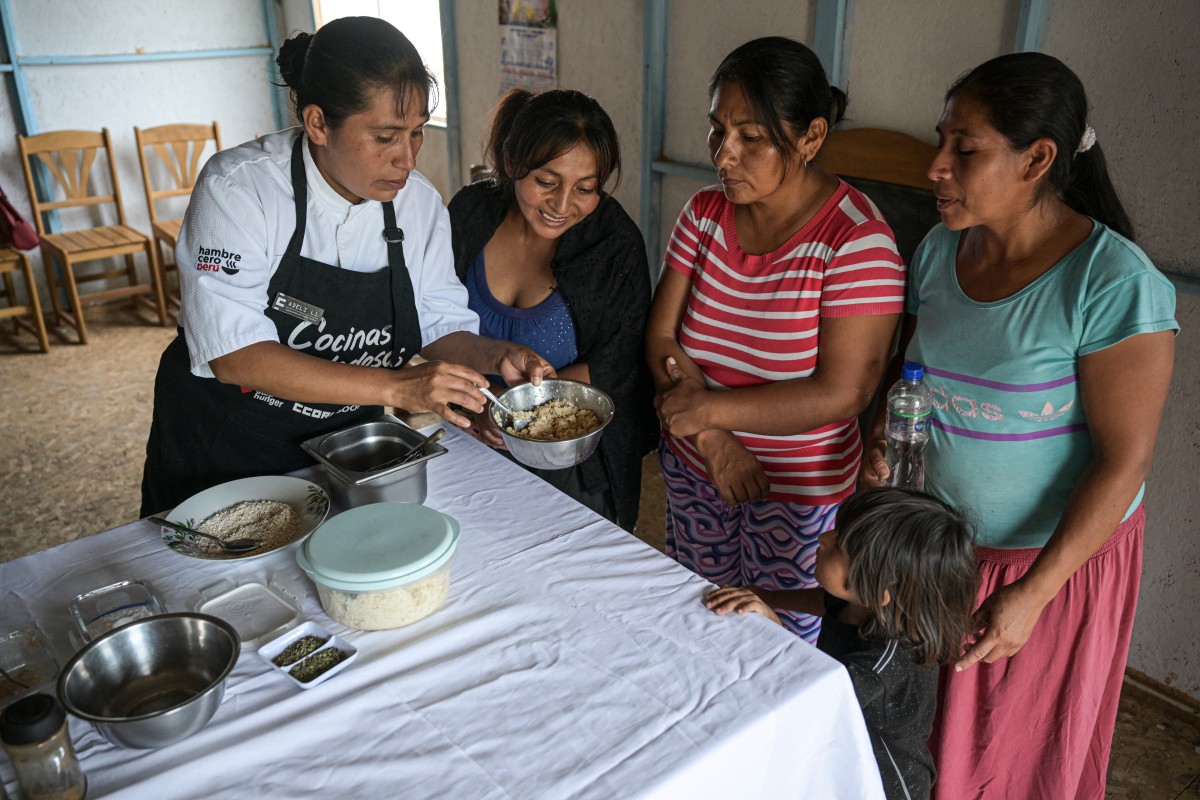 Adeli Yanos (E), presidente do refeitório 