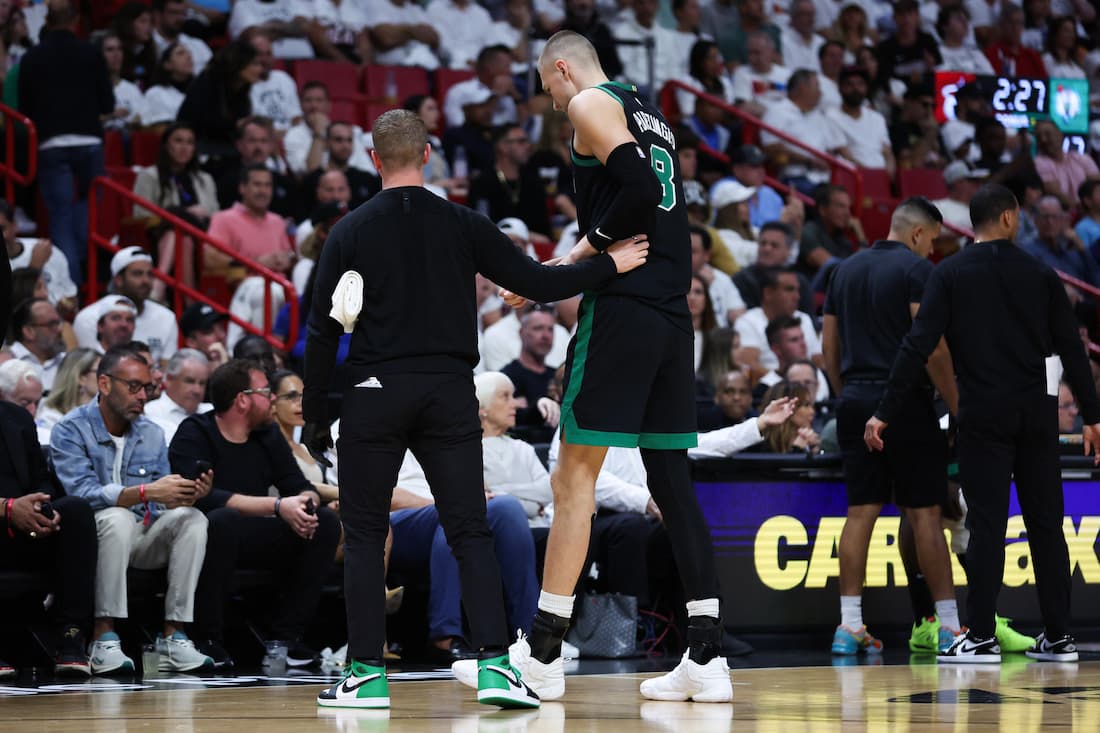 Apesar da vitória dos Celtics, Kristaps Porzingis deixou a quadra lesionado