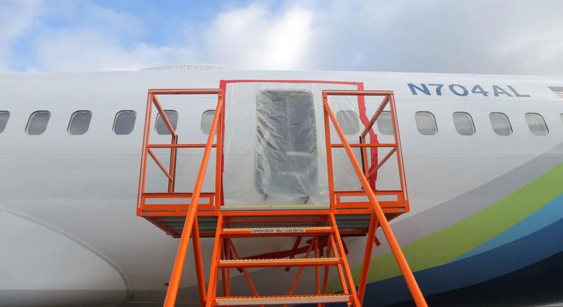 Plástico cobre o exterior da fuselagem do plugue de porta da aeronave da Alaska Airlines