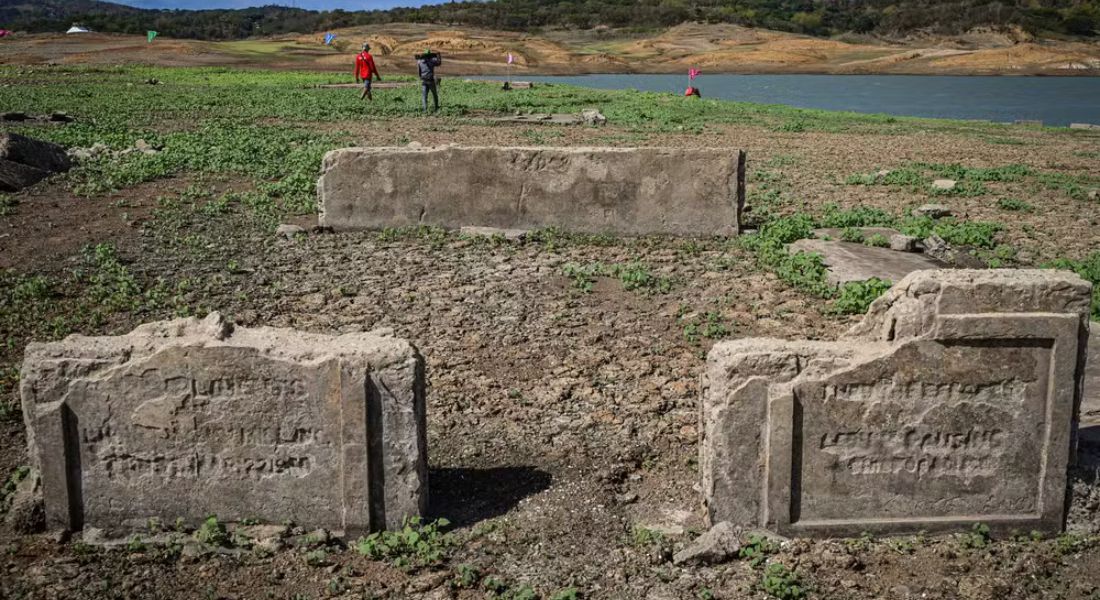 Homens caminham na antiga cidade submersa de Pantabangan, na província de Nueva Ecija