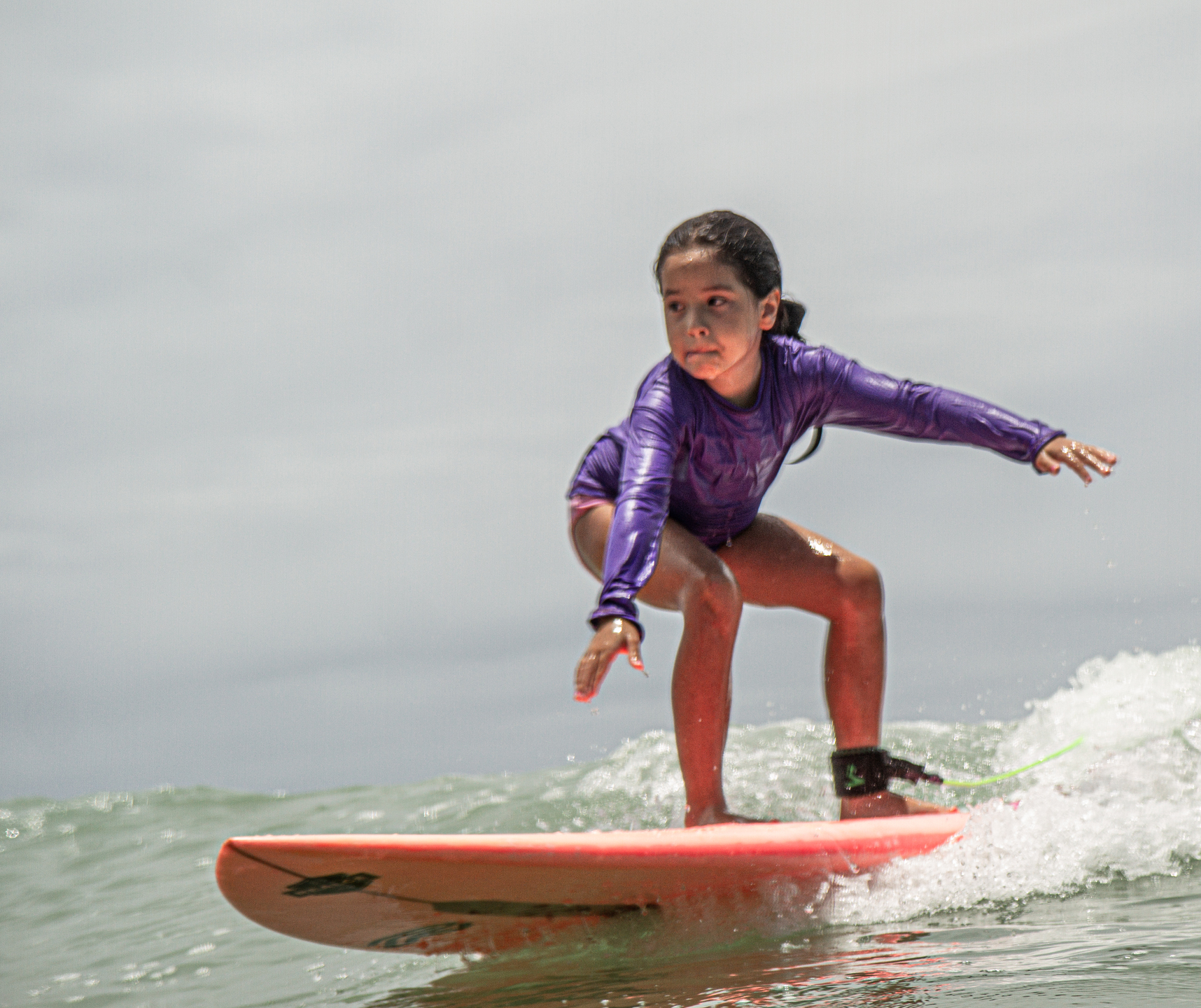 Mel Duarte surfando