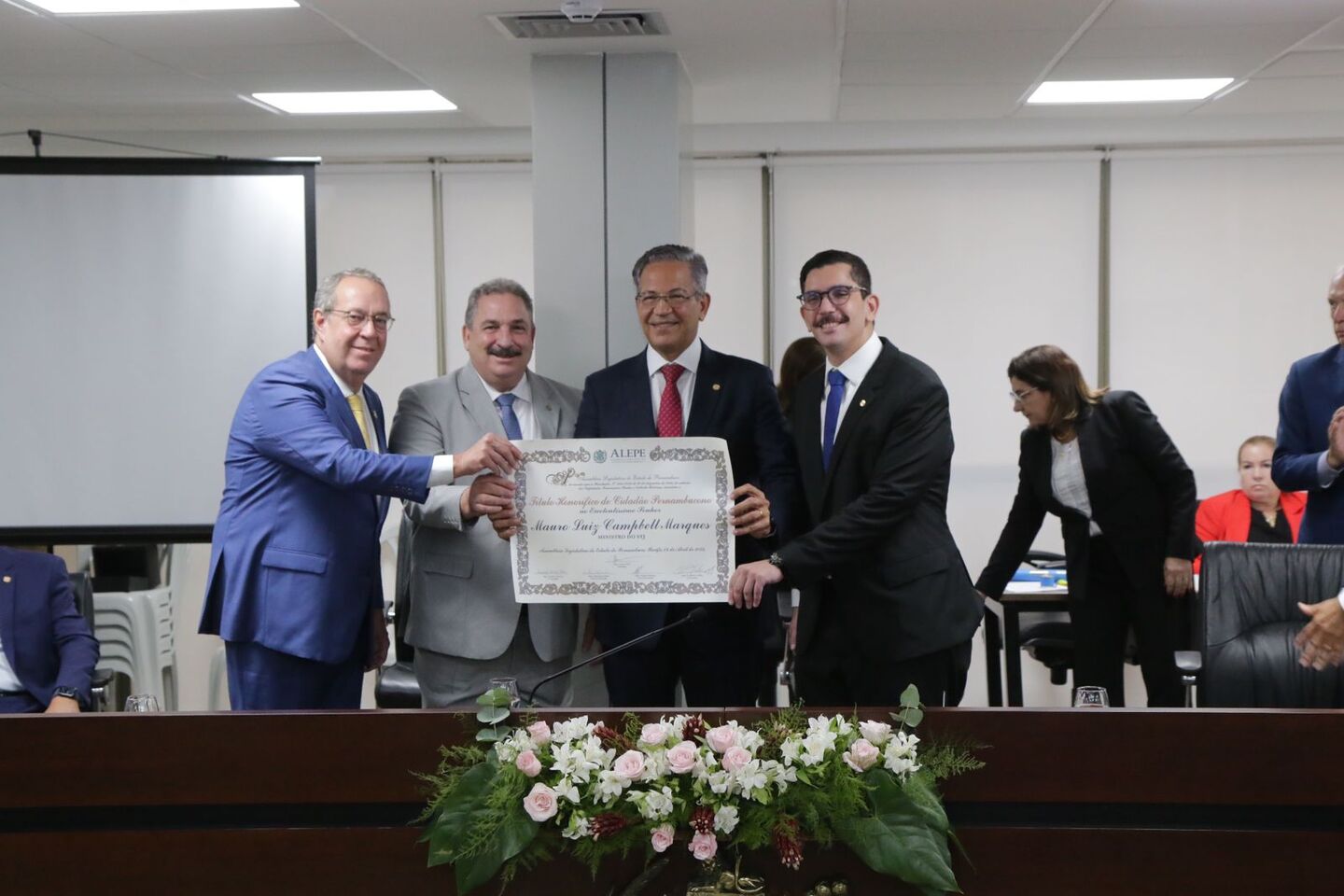 Entrega do título a Campbell