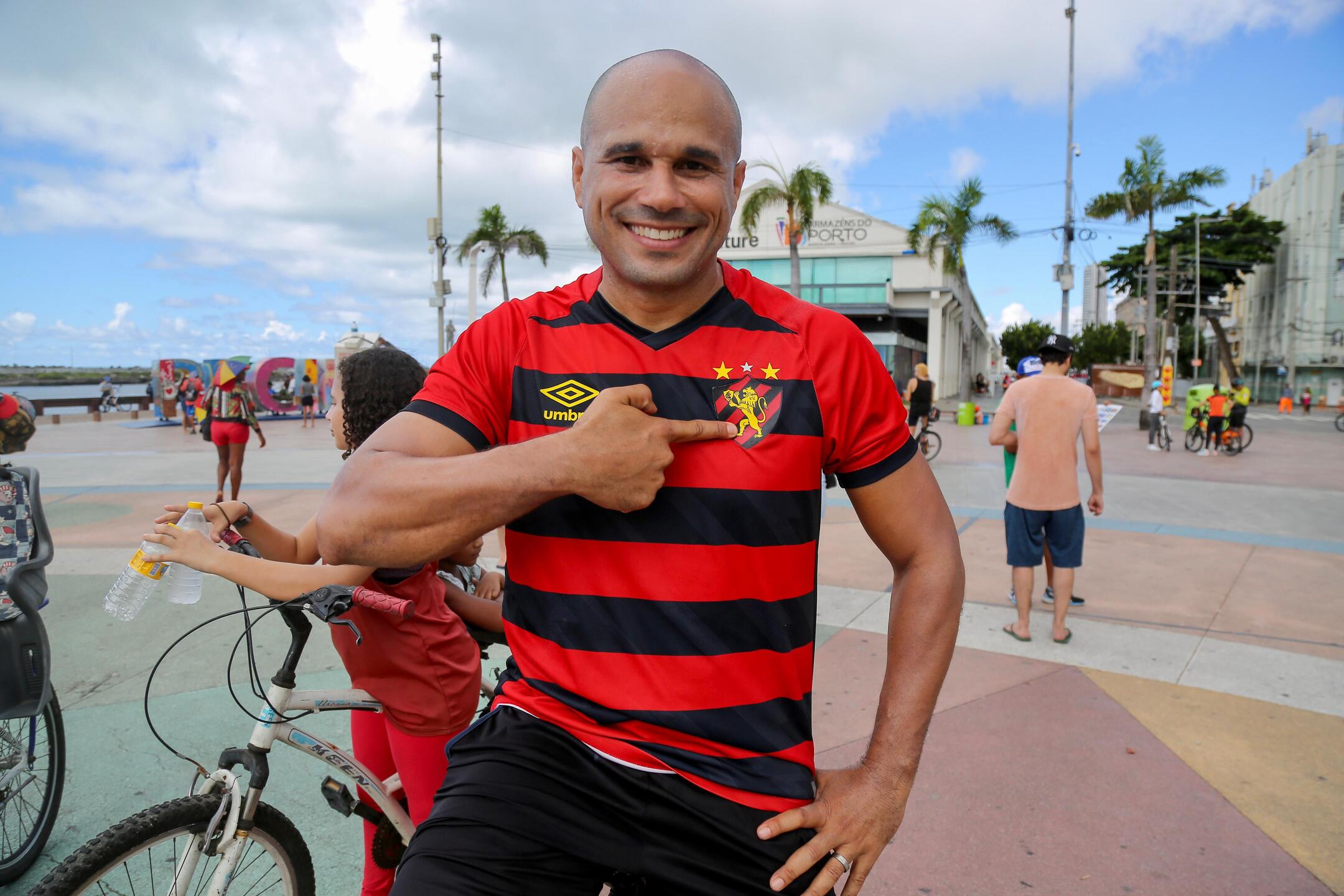 Torcedores do Sport durante o domingo nas ruas do Marco Zero do Recife