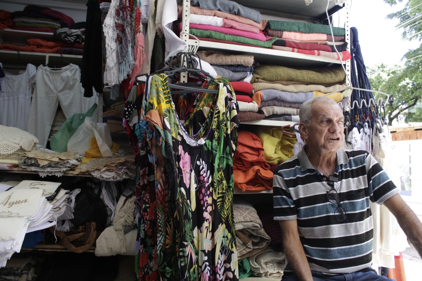 Elson Ferreira trabalha com artesanato no Mercado de São José