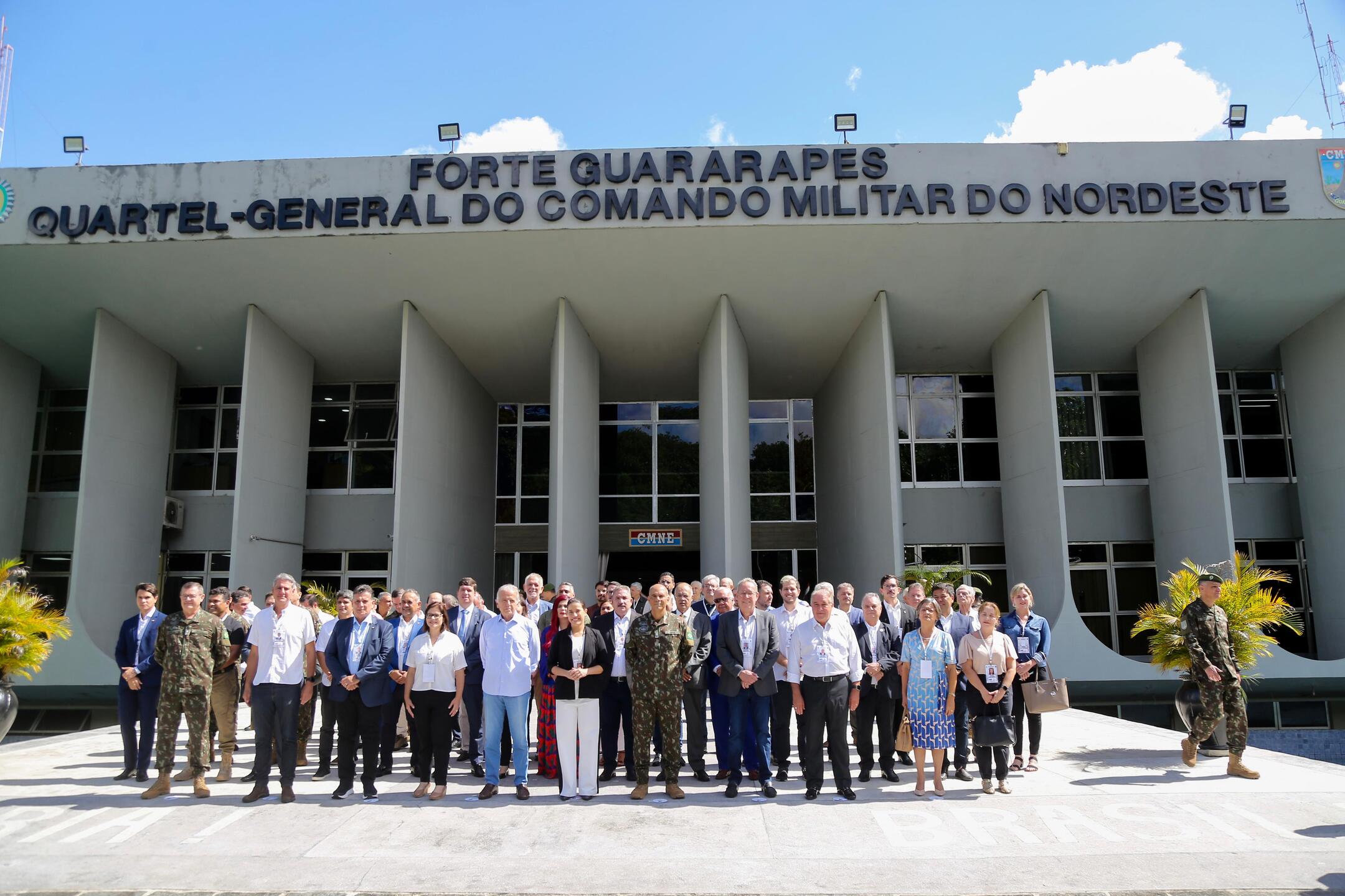 Foto oficial na sede do CMNE