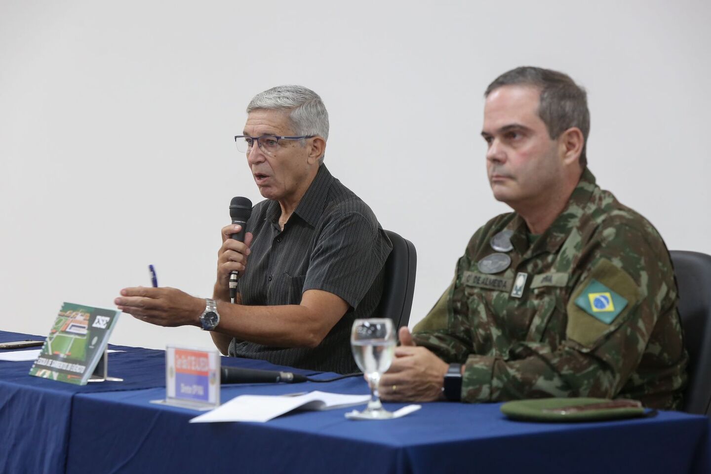 Ao microfone, o general de Divisão, Joarez Alves Pereira Júnior, gerente do Subprograma da Escola de Sargentos do Exército