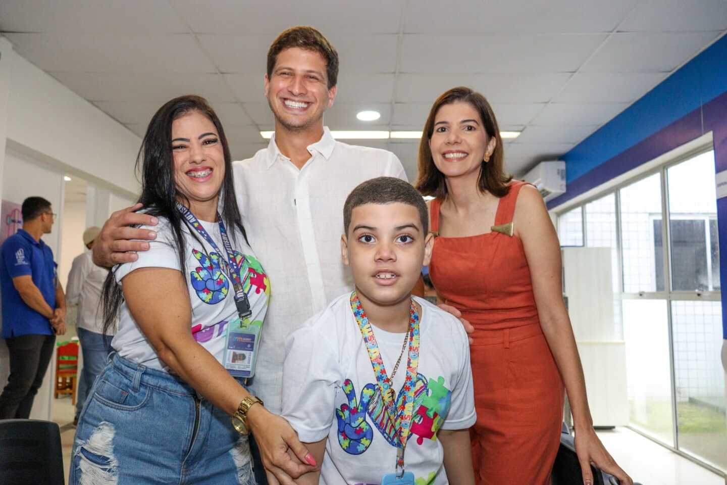 Keliene Rodrigues e seu filho Arthur ao lado do prefeito João Campos e da Secretária da Saúde Luciana Albuquerque