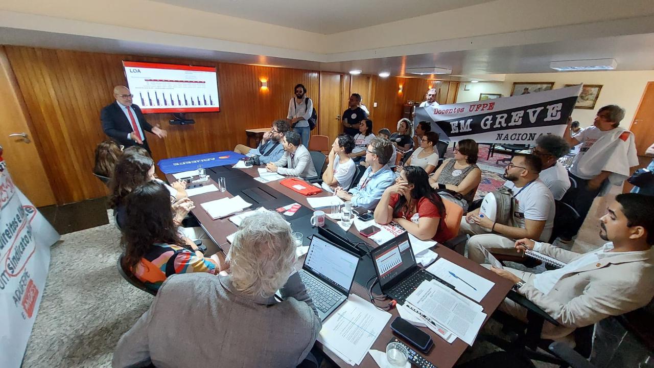 Comando de greve organizado pela Adufepe é recebido no Gabinete do Reitor da UFPE