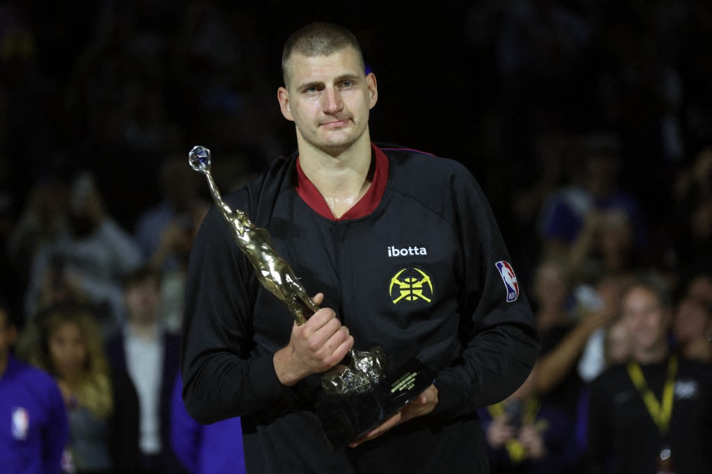 Jokic recebe o troféu Michael Jordan, concedido ao melhor jogador da temporada regular da NBA