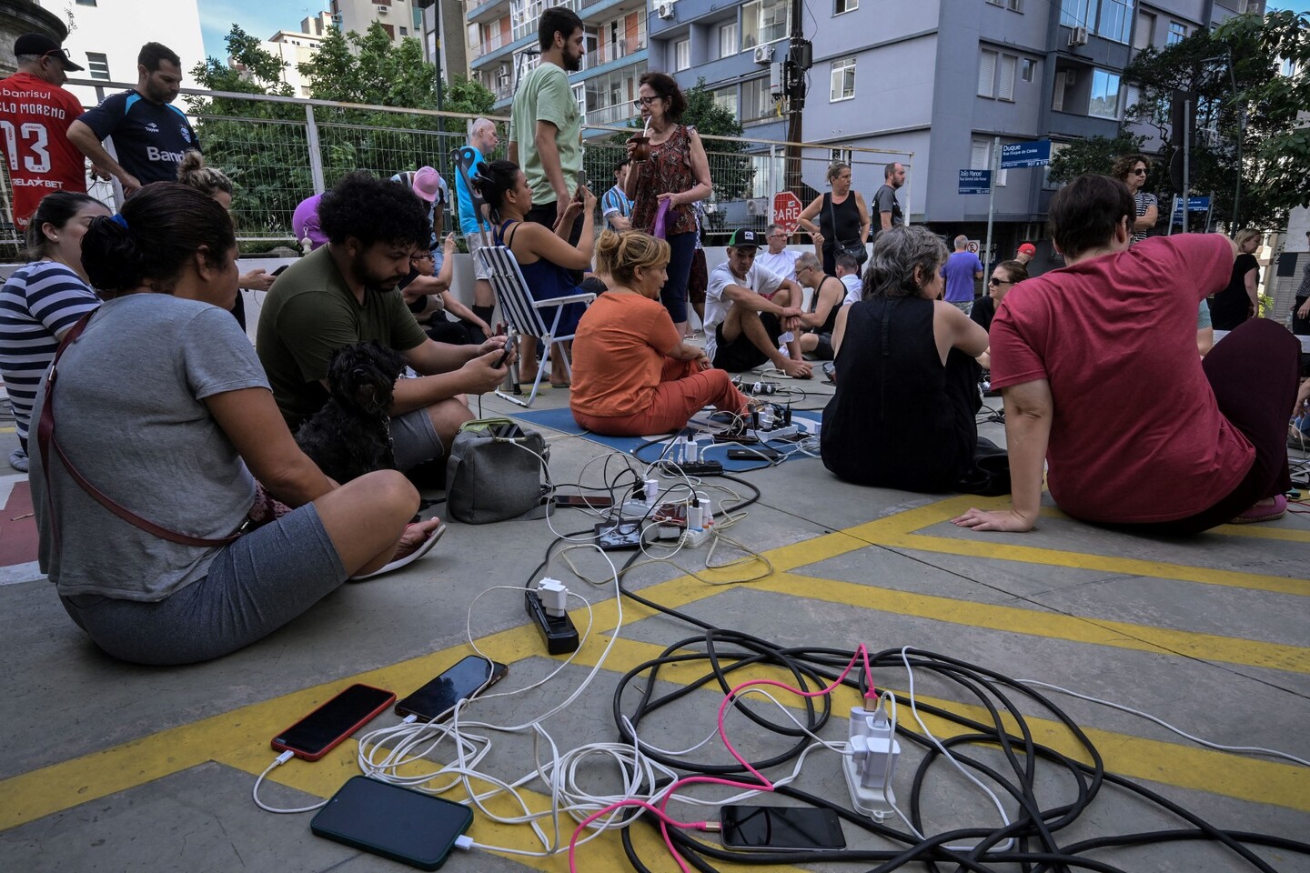 Pessoas reunidas para recarregar celulares em Porto Alegre