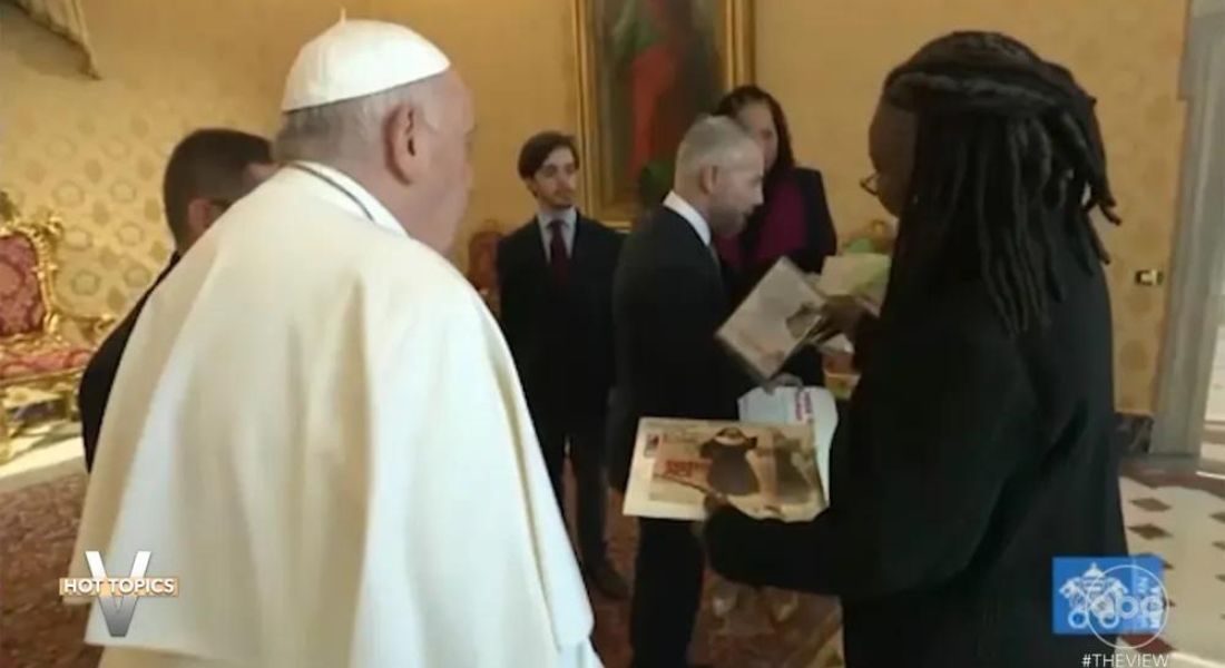 Whoopi Goldberg presenteia Papa Francisco com produtos de 'Mudança de hábito' 