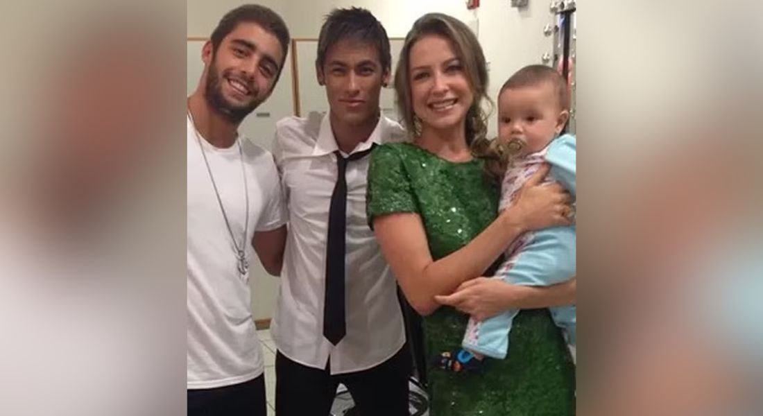 Pedro Scooby, Neymar, Luana Piovani e o filho Dom (no colo da atriz), em registro de 2012