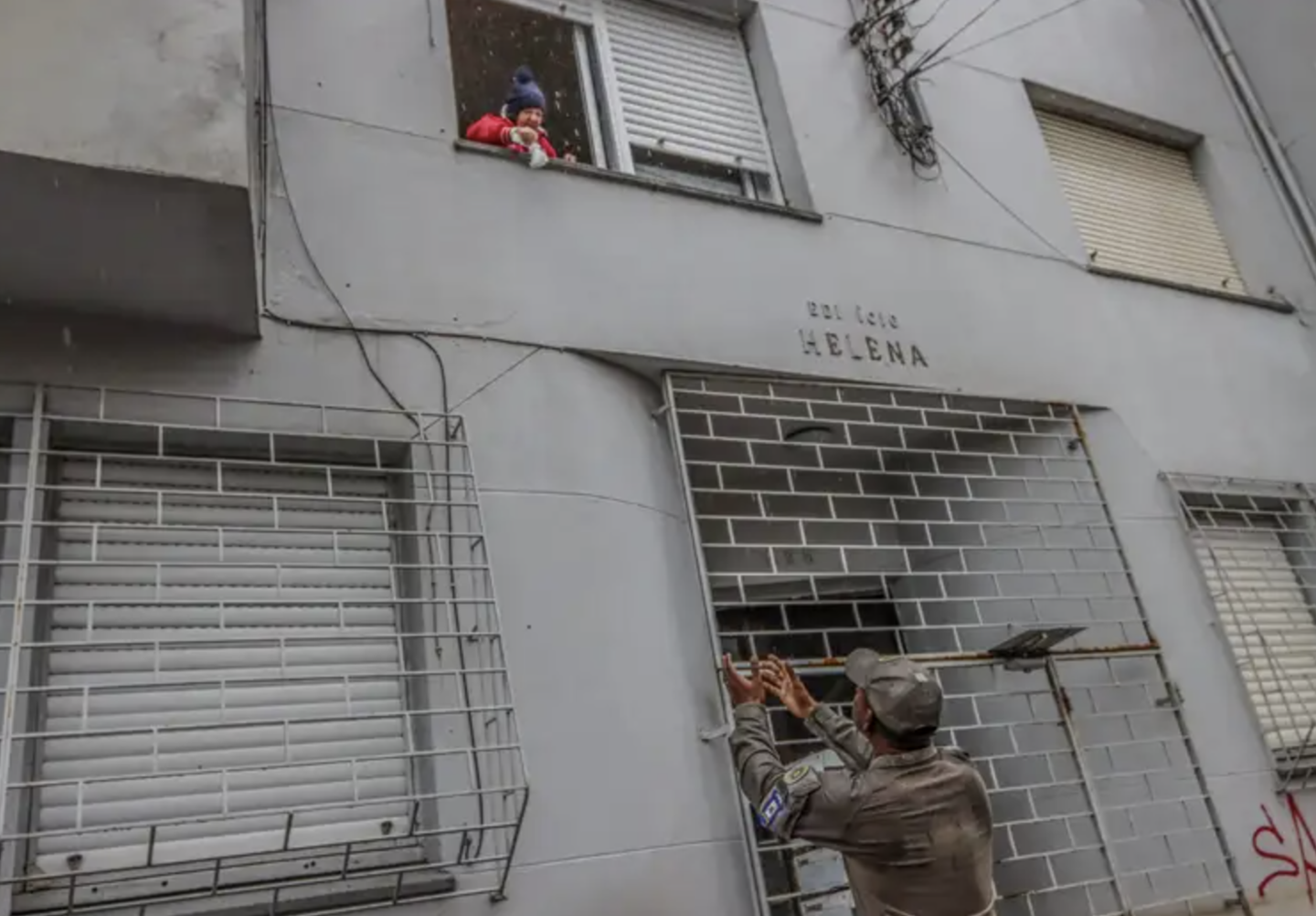 Moradores tiveram que deixar casas após arroio transbordar e água invadir bairro. Idosa é resgatada