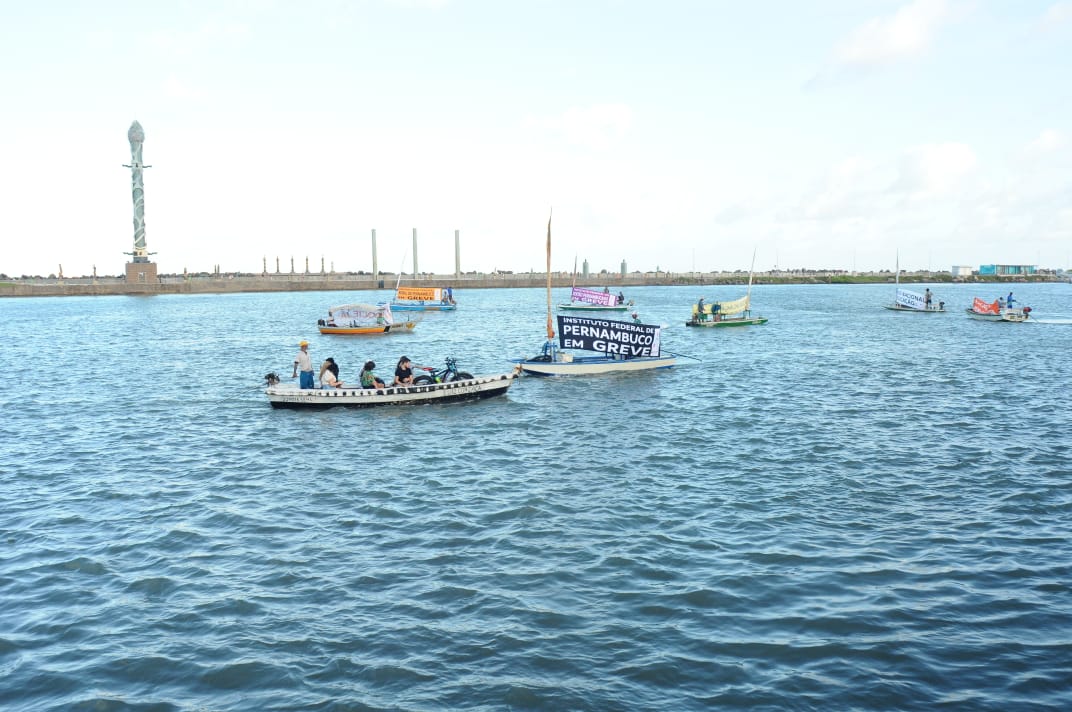 Barcos circularam com faixas em apoio ao movimento grevista