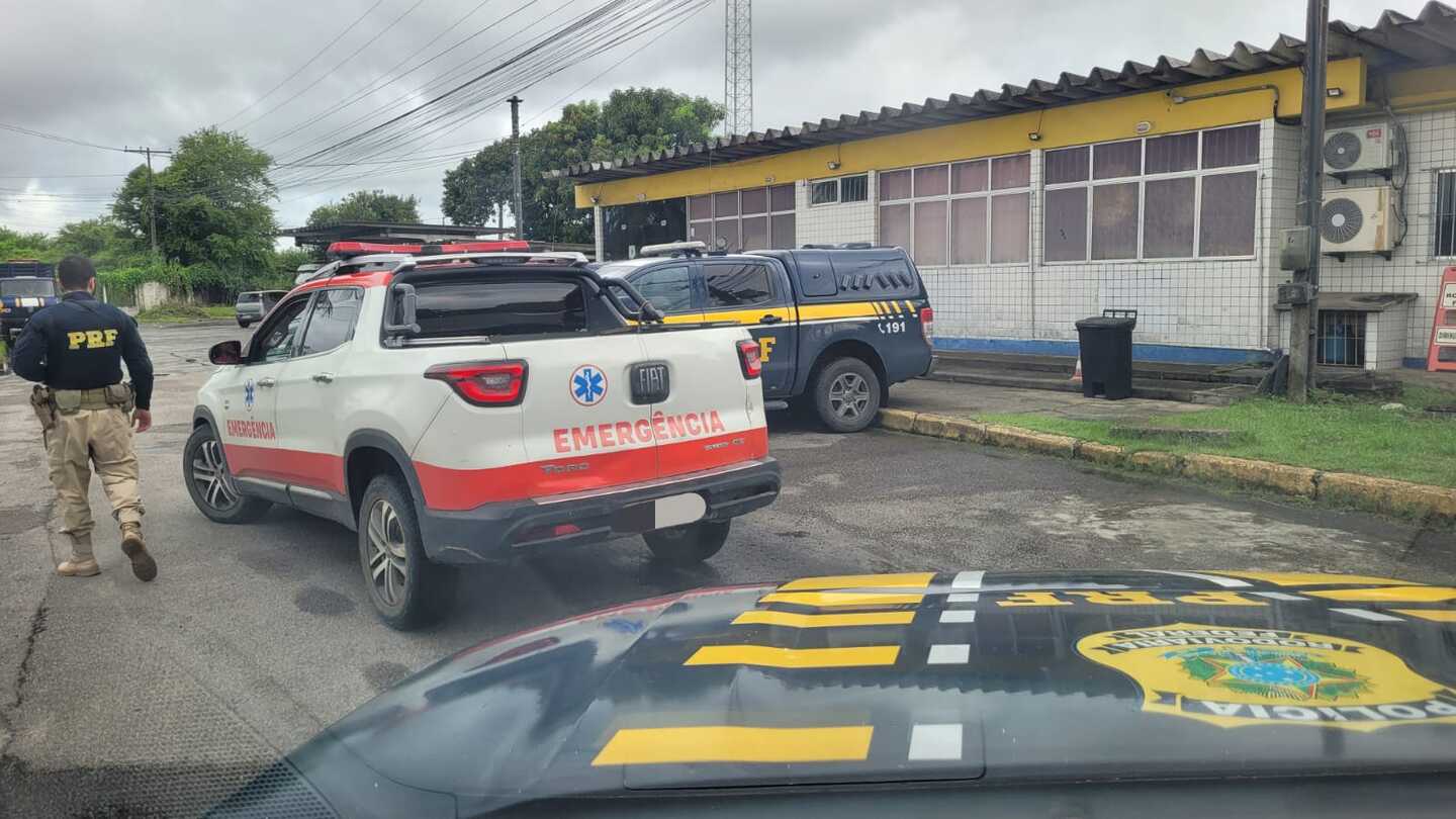 Caminhonete transformada em ambulãncia é apreendida pela PRF no Recife 